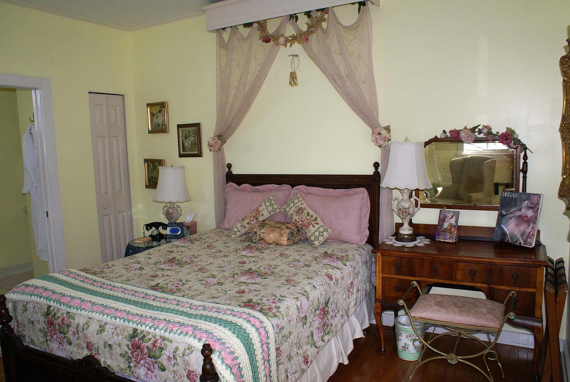 Sabal Palm House Bed And Breakfast Lake Worth Beach Exterior photo